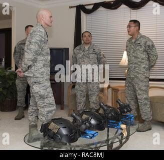 Gen. Carlton D. Everhart II, Air Mobility Command, Commander, Scott Air Force Base, Illinois, erhält die Ausbildung in der Nacht optische/Beobachtung Gerät (Nicken), vom Tech. Sgt. Aaron Pacaigue und Staff Sgt. Jason Aglubat, sowohl mit den 60 Ariel Port Squadron, Jan. 17, 2017, Travis Air Force Base. Everhart ist auf eine 4-tägige Rundreise, mit Flieger, beobachten Abläufe und Treffen mit Lokalen bürgerliche Führer. Stockfoto