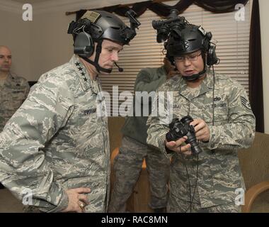 Gen. Carlton D. Everhart II, Air Mobility Command Commander, Scott Air Force Base, Illinois, erhält die Ausbildung in der Nacht optische/Beobachtung Gerät (Nicken), von Staff Sgt. Jason Aglubat, 60 Ariel Port Squadron, Jan. 17, 2017, Travis Air Force Base. Everhart ist auf eine 4-tägige Rundreise, mit Flieger, beobachten Abläufe und Treffen mit Lokalen bürgerliche Führer. Stockfoto