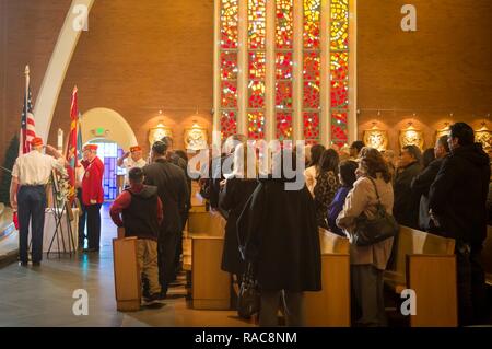 Freunde, Familie und Marines besuchen Messe in der Kathedrale von Simon und Judas in Phoenix für die Internierung von Kongreß-Medaille 1969 der Ehre Empfänger US Marine Corps Lance Cpl. Jose Francisco Jimenez am Jan. 17, 2017. Jimenez, ursprünglich von Mexiko, zog mit seiner Familie zu Red Rock, Ariz., als er 10 Jahre alt war. Jimenez ging zum Melden Sie das Marine Corps nach dem Abschluss der High School im Jahre 1968, bevor er später im Februar an die Republik Vietnam versandt werden von 1969. Im August 1969, Jimenez war in Aktion auf posthum Verleihung der Auszeichnung für seine mutige Ein getötet Stockfoto