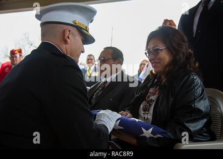 Us Marine Corps Oberstleutnant Steven Weintraub präsentiert ein Flag, Pilar jiminez, zu Ehren ihres Bruders, 1969 Kongreßehrenmedaille Empfänger US Marine Corps Lance Cpl. Jose Francisco Jimenez, während der internierung von Jimenez in Phoenix am 17.Januar 2017. Jimenez, ursprünglich von Mexiko, zog mit seiner Familie zu Red Rock, Ariz., als er 10 Jahre alt war. Jimenez ging zum Melden Sie das Marine Corps nach dem Abschluss der High School im Jahre 1968, bevor er später im Februar an die Republik Vietnam versandt werden von 1969. Im August 1969, Jimenez war in Aktion auf posthum erhalten getötet. Stockfoto