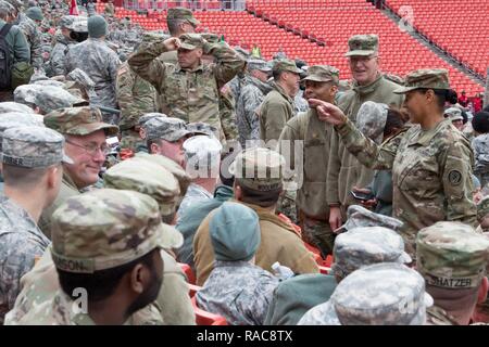 Generalmajor Linda L. Singh, der Adjutant General von Maryland und Command Sgt. Maj Thomas B. Beyard, Senior Soldaten Führer der Maryland National Guard, besuchen Sie das Maryland Guard service Mitglieder bei FedEx Feld in Landover, Md., Jan. 19, 2017. Diese Soldaten werden Stellvertreter werden, so dass sie den zivilen Behörden in während der 58 Präsidentschafts-einweihung unterstützen kann. Militärische Unterstützung durch Guard Mitglieder Termine zurück zu 1798, als General George Washington begann seine erste Reise von Mount Vernon, Virginia, New York City, lokale Milizen, Forbearers der Nationalgarde, seiner Antrittsrede pro Stockfoto