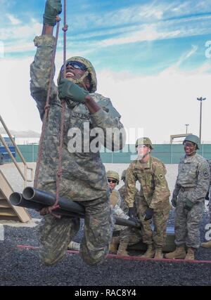 Soldaten aus Alpha Company, 1 Bataillon 153 Infanterie Regiment ein Führer Reaktion Kurs (LRC) Januar 12, 2017 in Fort Bliss, Tx abgeschlossen. Dieser Kurs ermöglicht Führer einen Schritt zurück und gibt die untere Soldaten Soldaten die Möglichkeit, ihre Führungsqualitäten zu zeigen. Jeder Führungsstil ist anders. Es ist wichtig für die Armee nehmen Sie sich die Zeit, die einzelnen Fähigkeiten der Individuen in der Gesellschaft eingerichtet haben, lernen. Das SRZ baut auch Charakter und Vertrauen, etwas, das Arkansas Army National Guard zu hohen Standards hält. Stockfoto