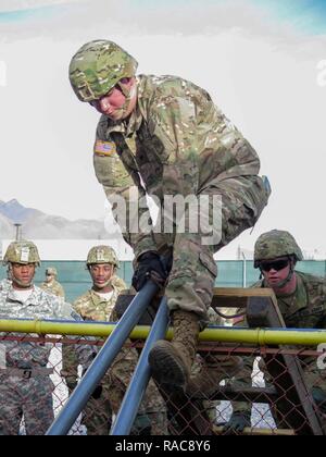 Soldaten aus Alpha Company, 1 Bataillon 153 Infanterie Regiment ein Führer Reaktion Kurs (LRC) Januar 12, 2017 in Fort Bliss, Tx abgeschlossen. Dieser Kurs ermöglicht Führer einen Schritt zurück und gibt die untere Soldaten Soldaten die Möglichkeit, ihre Führungsqualitäten zu zeigen. Jeder Führungsstil ist anders. Es ist wichtig für die Armee nehmen Sie sich die Zeit, die einzelnen Fähigkeiten der Individuen in der Gesellschaft eingerichtet haben, lernen. Das SRZ baut auch Charakter und Vertrauen, etwas, das Arkansas Army National Guard zu hohen Standards hält. Stockfoto