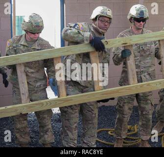 Soldaten aus Alpha Company, 1 Bataillon 153 Infanterie Regiment ein Führer Reaktion Kurs (LRC) Januar 12, 2017 in Fort Bliss, Tx abgeschlossen. Dieser Kurs ermöglicht Führer einen Schritt zurück und gibt die untere Soldaten Soldaten die Möglichkeit, ihre Führungsqualitäten zu zeigen. Jeder Führungsstil ist anders. Es ist wichtig für die Armee nehmen Sie sich die Zeit, die einzelnen Fähigkeiten der Individuen in der Gesellschaft eingerichtet haben, lernen. Das SRZ baut auch Charakter und Vertrauen, etwas, das Arkansas Army National Guard zu hohen Standards hält. Stockfoto