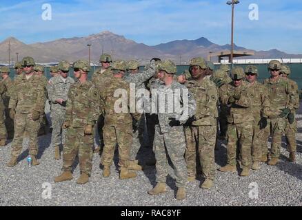 Soldaten aus Alpha Company, 1 Bataillon 153 Infanterie Regiment ein Führer Reaktion Kurs (LRC) Januar 12, 2017 in Fort Bliss, Tx abgeschlossen. Dieser Kurs ermöglicht Führer einen Schritt zurück und gibt die untere Soldaten Soldaten die Möglichkeit, ihre Führungsqualitäten zu zeigen. Jeder Führungsstil ist anders. Es ist wichtig für die Armee nehmen Sie sich die Zeit, die einzelnen Fähigkeiten der Individuen in der Gesellschaft eingerichtet haben, lernen. Das SRZ baut auch Charakter und Vertrauen, etwas, das Arkansas Army National Guard zu hohen Standards hält. Stockfoto