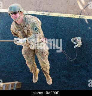 Hauptsitz und Sitz der Firma, 1-153 Infanterie Regiment Aufklärung Soldaten durchgeführt Operationen rappel in Fort Bliss, Texas, am 18. Januar 2017. Mehrere Personen innerhalb des Unternehmens sind die Zertifizierungen Meister Rappel. Diese Zertifizierungen müssen alle sechs Monate erneuert werden. Rappel Master Instructor Staff Sergeant Benjamin Horn zertifiziert die Soldaten. Stockfoto