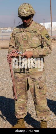 Hauptsitz und Sitz der Firma, 1-153 Infanterie Regiment Aufklärung Soldaten durchgeführt Operationen rappel in Fort Bliss, Texas, am 18. Januar 2017. Mehrere Personen innerhalb des Unternehmens sind die Zertifizierungen Meister Rappel. Diese Zertifizierungen müssen alle sechs Monate erneuert werden. Rappel Master Instructor Staff Sergeant Benjamin Horn zertifiziert die Soldaten. Stockfoto