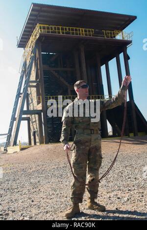 Hauptsitz und Sitz der Firma, 1-153 Infanterie Regiment Aufklärung Soldaten durchgeführt Operationen rappel in Fort Bliss, Texas, am 18. Januar 2017. Mehrere Personen innerhalb des Unternehmens sind die Zertifizierungen Meister Rappel. Diese Zertifizierungen müssen alle sechs Monate erneuert werden. Rappel Master Instructor Staff Sergeant Benjamin Horn zertifiziert die Soldaten. Stockfoto