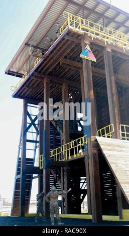 Hauptsitz und Sitz der Firma, 1-153 Infanterie Regiment Aufklärung Soldaten durchgeführt Operationen rappel in Fort Bliss, Texas, am 18. Januar 2017. Mehrere Personen innerhalb des Unternehmens sind die Zertifizierungen Meister Rappel. Diese Zertifizierungen müssen alle sechs Monate erneuert werden. Rappel Master Instructor Staff Sergeant Benjamin Horn zertifiziert die Soldaten. Stockfoto