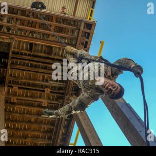 Hauptsitz und Sitz der Firma, 1-153 Infanterie Regiment Aufklärung Soldaten durchgeführt Operationen rappel in Fort Bliss, Texas, am 18. Januar 2017. Mehrere Personen innerhalb des Unternehmens sind die Zertifizierungen Meister Rappel. Diese Zertifizierungen müssen alle sechs Monate erneuert werden. Rappel Master Instructor Staff Sergeant Benjamin Horn zertifiziert die Soldaten. Stockfoto
