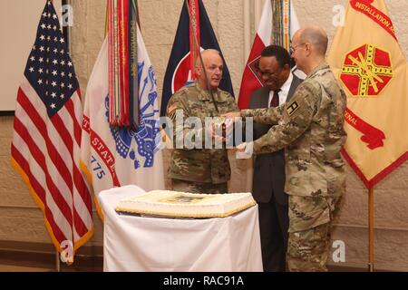 Command Sgt. Maj Richard Johnson (links), Erste Armee command Sergeant Major, und Brig. Gen. Chris Adel (rechts), Erste Armee stellvertretenden kommandierenden General-Unterstützung, einen Kuchen mit Pfr. Joseph Williamson III, der Pastor, Lehrer der zweiten Baptist-Kirche in Rock Island, Illinois, während einer von Dr. Martin Luther King Jr. Day Einhaltung in Rock Island Arsenal, Illinois, Jan. 18, 2017 zu schneiden. Williamson war Keynote Speaker für die Veranstaltung der ersten Armee gehostet werden. Stockfoto