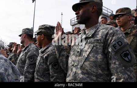 Soldaten mit der South Carolina National Guard hob die rechte Hand und nahm einen Eid von der Metropolitan Police Department in Unterstützung der 58th Presidential Inauguration, Jan. 19, 2017 Stellvertreter werden. Etwa 30 Soldaten aus der Südcarolina nationale Schutz verband mehr als 7.500 Bürger - Soldaten und Piloten aus über 40 Staaten und Gebiete, in die Hauptstadt der Nation Support für die 58 Präsidentschafts-einweihung im Distrikt von Columbia, Jan. 20, 2017 zu stellen. Die Unterstützung der National Guard, einschließlich Südcarolina, wird auf Antrag der örtlichen zivilen Behörden Stockfoto