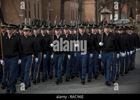 Soldaten aus dem 3. US-Infanterie Regiment (Die Alte Garde) März in einer Praxis, die Parade am Joint Base Myer-Henderson Hall, Virginia, am 31.01.19 Für die bevorstehenden Präsidentschaftswahlen Einweihung Parade in Washington, D.C. während der Proben vorzubereiten, U.S. Army Reserve Soldaten mit der alten Garde, der US-Armee, West Point und die D.c. Nationalgarde, die etwa 500 Mitglieder und Kadetten betrug praktiziert. Stockfoto