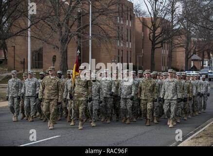 Eine Gruppe von etwa 90 US Army Reserve Soldaten aus dem 3. Transport Brigade (Auslandseinsätze), in Fort Belvoir, Virginia, März in einer Praxis, die Parade am Joint Base Myer-Henderson Hall, Virginia, am 31.01.19 Für die bevorstehenden Präsidentschaftswahlen Einweihung Parade in Washington, D.C. während der Proben vorzubereiten, U.S. Army Reserve Soldaten praktiziert mit der alten Garde, der US-Armee, West Point und die D.c. Nationalgarde, die etwa 500 Mitglieder und Kadetten betrugen. Stockfoto