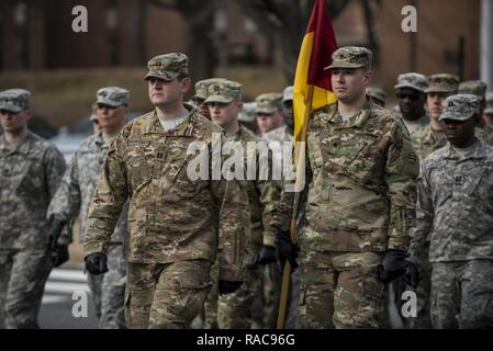 Eine Gruppe von etwa 90 US Army Reserve Soldaten aus dem 3. Transport Brigade (Auslandseinsätze), in Fort Belvoir, Virginia, März in einer Praxis, die Parade am Joint Base Myer-Henderson Hall, Virginia, am 31.01.19 Für die bevorstehenden Präsidentschaftswahlen Einweihung Parade in Washington, D.C. während der Proben vorzubereiten, U.S. Army Reserve Soldaten praktiziert mit der alten Garde, der US-Armee, West Point und die D.c. Nationalgarde, die etwa 500 Mitglieder und Kadetten betrugen. Stockfoto