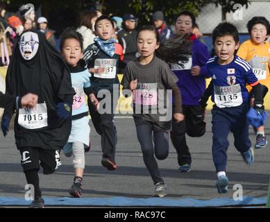 Kinder nehmen am2K's Kid Rennen während der 36. jährlichen Yokota Striders Erfrierungen Rennen bei Yokota Air Base, Japan, Jan. 15, 2017. Die Frostbite Rennen, das einer der Top 100 Rennen in Japan, entsprechend dem Yokota Striders geordnet wird, fördert die körperliche Fitness und die Freundschaft mit japanische Staatsangehörige. Stockfoto