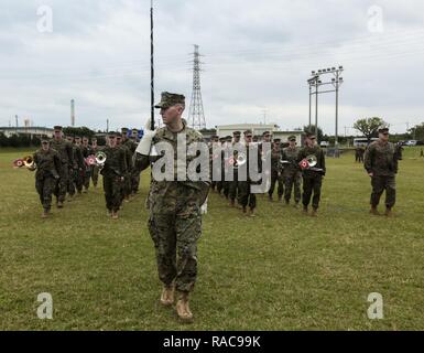 Die III Marine Expeditionary Force Band marschiert bei einem Befehl Zeremonie für 3rd Marine Division auf Lager Courtney, Okinawa, Japan, Jan. 20, 2017. Generalmajor Richard L. Simcock II Befehl zum Generalmajor Craig f. Timberlake aufgegeben. Stockfoto