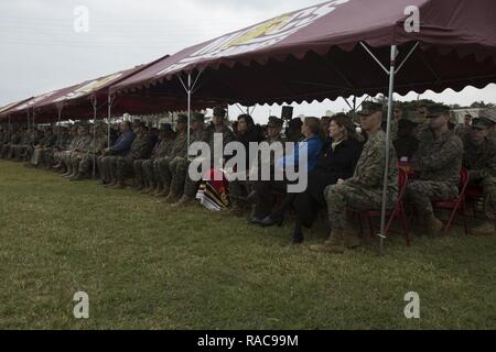 Service für Mitglieder und ihre Familien besuchen eine Änderung des Befehls Zeremonie für 3rd Marine Division auf Lager Courtney, Okinawa, Japan, Jan. 20, 2017. Generalmajor Richard L. Simcock II Befehl zum Generalmajor Craig f. Timberlake aufgegeben. Stockfoto