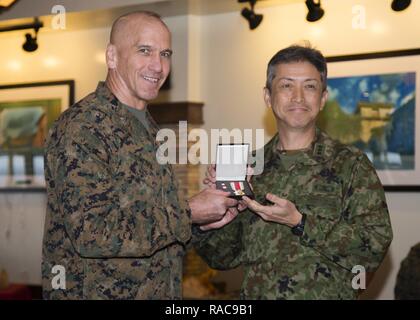 Japanese Self Defense Force Generalleutnant Takashi Motomatsu, 8. Division kommandierender General, erkennt US Marine Corps Generalmajor Richard Simcock II mit einer Auszeichnung während der Änderung des Befehls Empfang auf Lager Courtney, Okinawa, Japan, Jan. 20, 2017. Motomatsu und Simcock Angebot voneinander Abschied als Simock seinen Befehl von 3Rd Marine Division, Generalmajor Craig f. Timberlake aufgegeben. Stockfoto