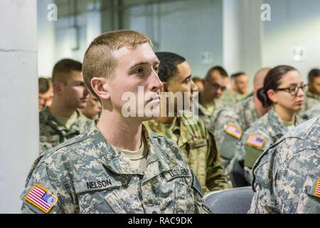 Us-Armee SPC. James Nelson, von West Kingston, R.I., um die 115 Military Police Company (115 MP Co.), Rhode Island National Guard zugeordnet, nimmt ein in-Prozeß, kurz an der D.C. National Guard Armory, Washington D.C., 18. Januar 2017. Soldaten aus 115 MP Co reisten acht Stunden die Einweihung von Donald J. Trumpf zu unterstützen, wie er der 45. Präsident der Vereinigten Staaten während der 58 Präsidentschafts-einweihung. 7.500 Nationalgarde aus 44 Mitgliedstaaten, drei Gebiete und dem Distrikt von Columbia zu Joint Task Force D.C. zugeordnet sind, Traffic Management, Masse ma Stockfoto