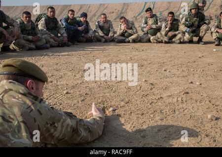 Ein britischer Soldat zeigt, wie man richtig einen simulierten Improvised Explosive Device an die irakischen Sicherheitskräfte Soldaten im Camp Taji, Irak, Jan. 19, 2017. Diese Ausbildung ist entscheidend für die ISF ISIL zu begegnen, da sie weiterhin ihre Heimat zu befreien. Koalitionstruppen durchgeführt, um die Ausbildung in der Unterstützung von Combined Joint Task Force - inhärenten lösen, der globalen Koalition zu besiegen ISIL im Irak und in Syrien. Stockfoto