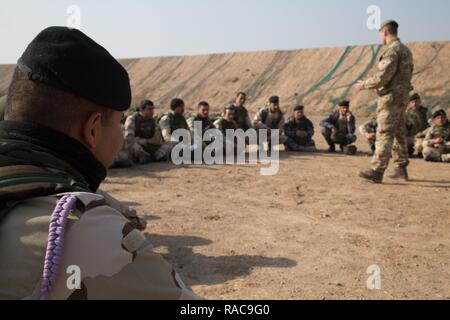 Eine irakische Sicherheitskräfte Soldat beobachtet eine Klasse sicher zu verhandeln Improvised Explosive Devices während des Trainings durch britische Soldaten im Camp Taji, Irak, 19.01.2017, geführt. Die ISF sind ausgebildete IEDs zu erkennen und sicher kennzeichnen ihren Erfolg auf dem Schlachtfeld zu erhöhen. Koalitionstruppen durchgeführt, um die Ausbildung in der Unterstützung von Combined Joint Task Force - inhärenten lösen, der globalen Koalition zu besiegen ISIL im Irak und in Syrien. Stockfoto