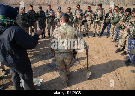 Ein britischer Soldat lehrt die irakischen Sicherheitskräfte Soldaten man-Gelände bietet im Camp Taji, Irak, Jan. 19, 2017 zu erkennen. ISF Soldaten vermittelt Fähigkeiten, um feindliche Stellungen in ihrem Kampf ISIL abzuschrecken erkennen. Koalitionstruppen durchgeführt, um die Ausbildung in der Unterstützung von Combined Joint Task Force - inhärenten lösen, der globalen Koalition zu besiegen ISIL im Irak und in Syrien. Stockfoto