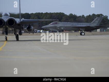 Zwei US-Luftwaffe Kampfflugzeuge Taxi zu nehmen, aus der Praxis für eine Einweihung flyover am Joint Base Langley-Eustis, Va., Jan. 19, 2017. Zwei Generationen von Kampfflugzeugen sind geplant in einer engen Formation während der Amtseinführung von Präsident zu fliegen - wählen Donald J. Trumpf auf dem Kapitol in Washington, District of Columbia, Jan. 20, 2017. Stockfoto