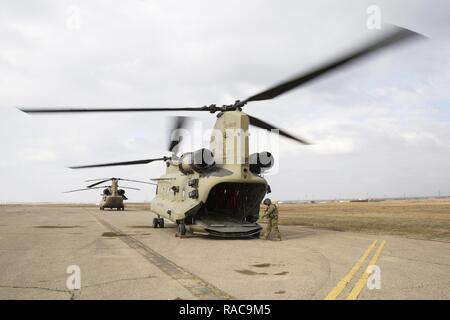 Ein U.S. Army CH-47F Hubschrauber zu B-Company, 1.BATAILLON, 111 Aviation Regiment zugeordnet, durchläuft ein Motor Belastungsprobe im Camp Erbil, Irak, Jan. 16, 2017. U.S. Army Aviation ermöglicht zusammengeschlossen, um Kräfte zu besiegen ISIL durch die Bereitstellung von Unterstützung aus der Luft auf dem Schlachtfeld. Combined Joint Task Force - inhärenten Lösen, die globale Koalition ISIL in Irak und Syrien zu besiegen. Stockfoto
