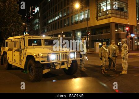 Soldaten mit der Delaware Army National Guard Personal einer Verkehrskontrolle auf Einweihung Tag in Washington, D.C., Jan. 20, 2017. Von links sind Spc. Dwain Haines, 153 Military Police Company; Pfc. Nicole Guadarrama, 198Th Expeditionary Signal Battalion; Sgt. Carl Johnson, 198Th ESB; und SPC. Wesley Harris, 261St Theater taktische Signal Brigade. Während die 58 Präsidentschafts-einweihung, National Guard Truppen aus fast jeder Staat und jedes Territorium bieten mehrere kritische Funktionen einschließlich der Führung von Menschenmengen, Verkehrssteuerung, Notdienste, Logistik und zeremoniellen marschierenden Elementen. Stockfoto