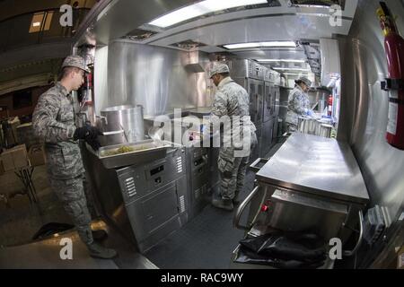 Us-Flieger aus der 116. Air Control Wing (ACW) Leistungen Flug, Georgia Air National Guard (ANG), bereiten das Abendessen für Joint Forces Personal zur Unterstützung der 58 Präsidentschafts-einweihung, Washington, D.C., 18. Januar 2017. Ein Team von 10 Fliegern aus dem 116 ACW implementiert mit Ihren Disaster Relief Mobile Küche Anhänger (DRMKT). Arbeiten von FedEx Field, der Heimat der Washington Redskins, arbeitete das Team an der Seite von Services Teams aus anderen ANG Einheiten über der Nation vorbereiten und servieren zu über 3.500 Joint Force Mitglieder pro Tag an das National Capital Region bereitgestellt. In allen, über Stockfoto