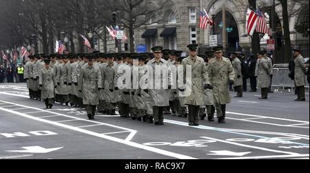 Us-Marines fallen in Bildung und März die Pennsylvania Avenue, während die 58 Präsidentschafts-einweihung, Washington D.C., Jan. 20, 2017. Mehr als 5.000 militärischen Mitgliedern aus über alle Niederlassungen der Streitkräfte der Vereinigten Staaten, einschließlich der Reserve und der National Guard Komponenten, sofern militärische Zeremoniell Unterstützung und Verteidigung Unterstützung der zivilen Behörden bei der Eröffnungs-Periode. Stockfoto