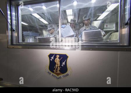 Us-Flieger aus der 116. Air Control Wing (ACW) Leistungen Flug, Georgia Air National Guard (ANG), bereiten das Abendessen für Joint Forces Personal zur Unterstützung der 58 Präsidentschafts-einweihung, Washington, D.C., 18. Januar 2017. Ein Team von 10 Fliegern aus dem 116 ACW implementiert mit Ihren Disaster Relief Mobile Küche Anhänger (DRMKT). Arbeiten von FedEx Field, der Heimat der Washington Redskins, arbeitete das Team an der Seite von Services Teams aus anderen ANG Einheiten über der Nation vorbereiten und servieren zu über 3.500 Joint Force Mitglieder pro Tag an das National Capital Region bereitgestellt. In allen, über Stockfoto