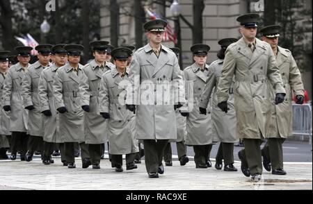 Us-Marines märz hinunter Pennsylvania Avenue, während die 58 Präsidentschafts-einweihung, Washington D.C., Jan. 20, 2017. Mehr als 5.000 militärischen Mitgliedern aus über alle Niederlassungen der Streitkräfte der Vereinigten Staaten, einschließlich der Reserve und der National Guard Komponenten, sofern militärische Zeremoniell Unterstützung und Verteidigung Unterstützung der zivilen Behörden bei der Eröffnungs-Periode. Stockfoto