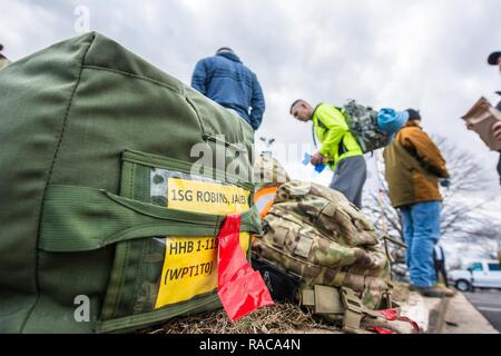 Us-Soldaten des 3.BATAILLON zugeordnet, 126 Cavalry Regiment, Sitz und Sitz der Gesellschaft (3/126 HHC), Michigan National Guard, Bühne Gang vor der D.C. National Guard Armory, Washington D.C., 18. Januar 2017. Soldaten aus 3/126 HHC reiste zehn Stunden die Einweihung von Donald J. Trumpf zu unterstützen, wie er der 45. Präsident der Vereinigten Staaten während der 58 Präsidentschafts-einweihung. Vierundvierzig Staaten, drei Gebiete und einem Bezirk zu Joint Task Force D.C. zugeordnet sind militärische Zeremoniell Unterstützung und Verteidigung Unterstützung der zivilen Behörden bei t zur Verfügung zu stellen Stockfoto