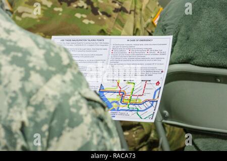 Ein U.S. Army National Guard Soldat zugewiesen, um die 115 Military Police Company (115 MP Co.), Rhode Island National Guard liest - Verarbeitung von Informationen an der D.C. Armory, Washington D.C., 18. Januar 2017. Soldaten aus 115 MP Co reisten acht Stunden die Einweihung von Donald J. Trumpf zu unterstützen, wie er der 45. Präsident der Vereinigten Staaten während der 58 Präsidentschafts-einweihung. 7.500 Nationalgarde aus 44 Mitgliedstaaten, drei Gebiete und dem Distrikt von Columbia zu Joint Task Force D.C. zugeordnet sind, Traffic Management, Führung von Menschenmengen, Sicherheit und Logistik Stockfoto