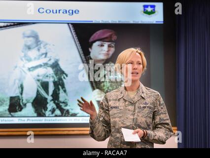 Joint Base San Antonio und 502Nd Air Base Wing Commander, Brig. Gen. Heather Pringle, spricht Jan.19 am 25. Air Force Headquarters. Pringle begann ihre Wertschätzung zum Ausdruck bringen. "Ich bin dankbar für das, was Sie tun unsere Nation stärker, klüger, bessere Entscheidungen zu treffen, weil wir gute Informationen haben", sagte sie zu den fast 100 Flieger anwesend. "Jede und jeder von euch ist wichtig. Nicht immer vergessen, dass sie wichtig sind, egal was sie tun, wo sie es tun, oder was sie fühlen, sie sind wichtig." Stockfoto