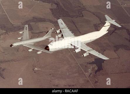 Einer KC-135 Stratotanker tankt eine C-5 Galaxy, sowohl bei Altus Air Force Base in den 60er Jahren stationiert. KC-135 s in Altus AFB stationiert wurden seit 1958 und der C-5 bei Altus als Air mobility Squadron und formale Ausbildung für insgesamt 38 Jahre serviert. Stockfoto