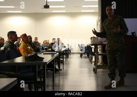 Brig. Gen. Matthew Glavy spricht mit Marines an Bord der Marine Corps Air Station Cherry Point, N.C., Jan. 17, 2017. Beide Glavy und Navajo Code Talker Thomas Begay sprach Marines Marine Unmanned Aerial Vehicle Squadron 2, Marine Flugzeuge Gruppe 14, 2. Marine Flugzeugflügel zugewiesen werden, in Bezug auf die Vergangenheit, Gegenwart und Zukunft des Marine Corps. Glavy ist die 2 MAW kommandierenden General. Stockfoto