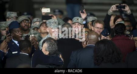 Der ehemalige Präsident Barack Obama schüttelt die Hand des Service Mitglieder im Hangar 6 am Joint Base Andrews, Md., Jan. 20, 2017. Nach seiner Abschiedsrede von innen Hangar sechs gegeben, Obama will mit seiner Familie in Palm Springs, Kalifornien zu reisen Stockfoto