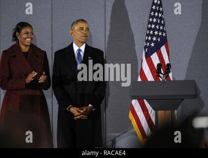 Der ehemalige US-Präsident Barack Obama steht neben seiner Frau Michelle, als die Menge jubelt, vor seiner Abschiedsrede an Joint Base Andrews, Md. Jan. 20, 2017. Während seiner Rede Obama nahm die militärische Mitglieder anwesend zu danken und die Montage der Errungenschaften unseres Landes in den letzten acht Jahren erreicht hat, zu erinnern. Stockfoto