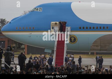Der ehemalige Präsident Barack Obama und ehemalige First Lady Michelle Obama Verabschieden seine Abschiedszeremonie Gäste auf Joint Base Andrews, Md., Jan. 20, 2017. Dies ist Obamas offiziellen Abschied als Kommandant und Leiter für acht Jahre. Stockfoto