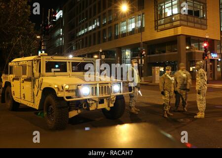 Soldaten mit der Delaware Army National Guard Personal ein traffic control point in den frühen Morgen auf Einweihung Tag in Washington, D.C., Jan. 20, 2017. Von links sind Spc. Dwain Haines, 153 Military Police Company; Pfc. Nicole Guadarrama, 198Th Expeditionary Signal Battalion; Sgt. Carl Johnson, 198Th ESB; und SPC. Wesley Harris, 261St Theater taktische Signal Brigade. Während die 58 Präsidentschafts-einweihung, National Guard Truppen aus fast jeder Staat und jedes Territorium bieten mehrere kritische Funktionen einschließlich der Führung von Menschenmengen, Verkehrssteuerung, Notdienste, Logistik und Ceremonia Stockfoto