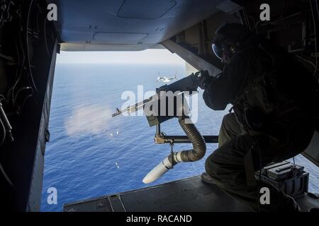 MARINE CORPS BASE HAWAII-Sgt. Philip Barry, Crewchief mit Marine Medium Tiltrotor Squadron-268, auch bekannt als die "roten Drachen" und ein Eingeborener von Colorado Springs, Colorado, Feuer ein M240B Maschinengewehr während einer Rute Gunnery Ausbildung ausüben über dem Pazifischen Ozean am 11. Januar 2017. Während des Trainings feuerte das Flugzeug Crew Chiefs kontrollierten platzt mit M240B mittleren Maschinengewehren an der Rückseite des MV-22 Fischadler während der Kommunikation mit ihren Piloten über der Meeresoberfläche. Diese Ausbildung war vorteilhaft für die Crew Chiefs, da es hilft, ihre Tödlichkeit als Antenne Unterstützung weiter zu verbessern Stockfoto