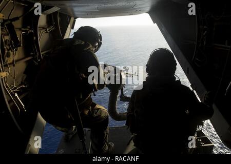 MARINE CORPS BASE HAWAII - Marines mit Marine Medium Tiltrotor Squadron 268, den "Roten Drachen", führen Sie einen Schwanz - schießwesen Ausbildung Übung über dem Pazifischen Ozean auf Jan. 11, 2017. Während der Ausbildung, des Flugzeugs crew Chiefs gefeuert Bursts mit M 240 B mittlere Maschinengewehre aus der Rückseite des MV-22 Fischadler bei der Kommunikation mit den Piloten über den Ozean Oberfläche gesteuert. Diese Schulung war vorteilhaft für die Mannschaft Leiter, da sie dazu beiträgt, die Letalität weiter als Antenne Unterstützung für Grundeinheiten bei zukünftigen Kampfhandlungen zu verbessern. Stockfoto