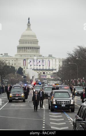 Us-Geheimdienstler und Fahrzeuge bilden eine fahrzeugkolonne zu eskortieren, Präsident Donald J. Trumpf entlang Pennsylvania Ave. während der Eröffnungs-Parade für die 58 Präsidentschafts-einweihung in Washington, D.C., Jan. 20, 2017. Mehr als 5.000 militärischen Mitgliedern aus über alle Niederlassungen der Streitkräfte der Vereinigten Staaten, einschließlich der Reserve und der National Guard Komponenten, sofern zeremoniellen Unterstützung und Verteidigung Unterstützung der zivilen Behörden bei der Eröffnungs-Periode. Stockfoto