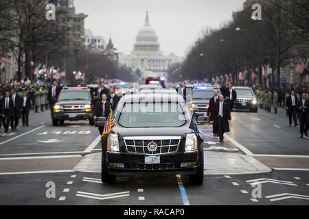 Us-Geheimdienst Fahrzeuge bilden eine fahrzeugkolonne zu eskortieren, Präsident Donald J. Trumpf entlang Pennsylvania Ave. während der Eröffnungs-Parade für die 58 Präsidentschafts-einweihung in Washington, D.C., Jan. 20, 2017. Mehr als 5.000 militärischen Mitgliedern aus über alle Niederlassungen der Streitkräfte der Vereinigten Staaten, einschließlich der Reserve und der National Guard Komponenten, sofern zeremoniellen Unterstützung und Verteidigung Unterstützung der zivilen Behörden bei der Eröffnungs-Periode. Stockfoto