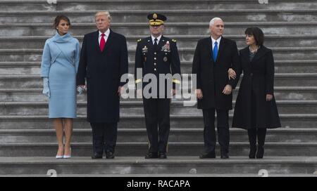 Us-Armee Generalmajor Bradley Becker, gemeinsame Aufgabe Force-National Capital Region commander Escorts Präsident Donald J. Trumpf, Vizepräsident Michael R. Pence, und ihre Frauen, Frau Melania Trump und Frau Karen Pence, unten im Osten Schritte der U.S. Capitol während der 58 Präsidentschafts-einweihung, Washington D.C., Jan. 20, 2017. Mehr als 5.000 militärischen Mitgliedern aus über alle Niederlassungen der Streitkräfte der Vereinigten Staaten, einschließlich der Reserve und der National Guard Komponenten, sofern zeremoniellen Unterstützung und Verteidigung Unterstützung der zivilen Behörden bei der Eröffnungs-Periode. Stockfoto