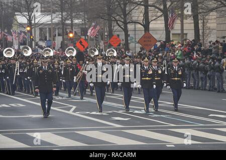 Die United States Army Feld Band, "Pershing die eigene, "märsche in der Eröffnungs-Parade der 45. Präsident Donald J. Trumpf. Mehr als 5.000 militärischen Mitgliedern aus über alle Niederlassungen der Streitkräfte der Vereinigten Staaten, einschließlich der Reserve und der National Guard Komponenten, sofern zeremoniellen Unterstützung und Verteidigung Unterstützung der zivilen Behörden bei der Eröffnungs-Periode. Stockfoto