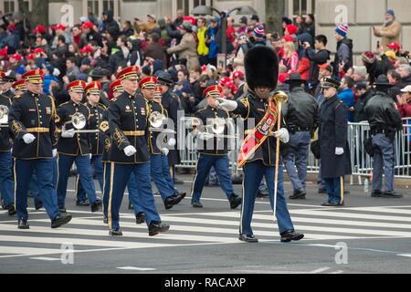 Mitglieder der United States Army Band 'Eigenen' Pershings März während der Einweihung Parade in Washington, D.C., Jan. 20, 2016. Mehr als 50.000 militärische Mitglieder aus über alle Niederlassungen der Streitkräfte der Vereinigten Staaten, einschließlich der Reserven und National Guard Komponenten, sofern zeremoniellen Unterstützung und Verteidigung Unterstützung der zivilen Behörden bei der Eröffnungs-Periode. Stockfoto
